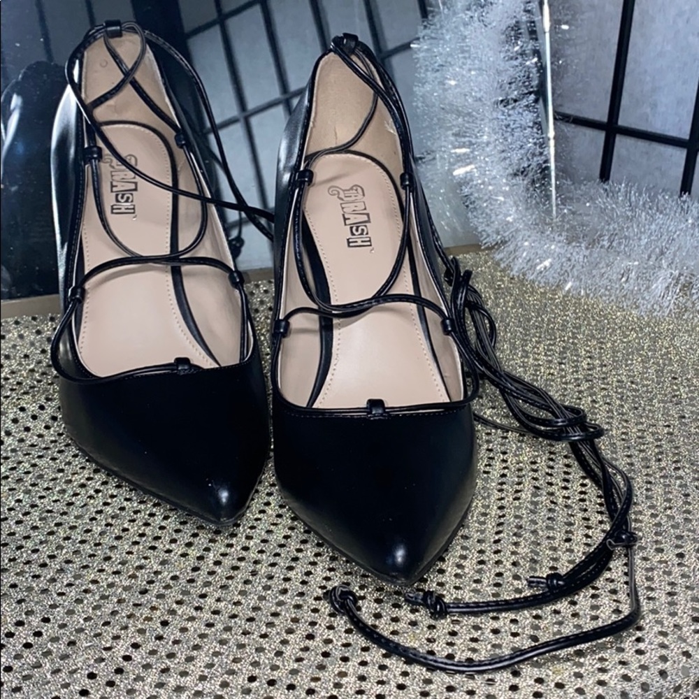 Black lace up pumps
